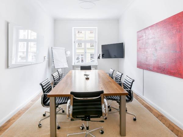 Abschließbares Büro in München (Schwabing) – Helle Bürogemeinschaft mit hohen Decken und Balkon in — Bild 2