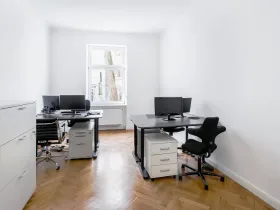 Helle Bürogemeinschaft mit hohen Decken in München-Schwabing