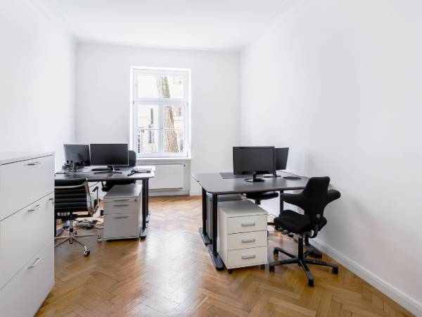 Abschließbares Büro in München (Schwabing) – Helle Bürogemeinschaft mit hohen Decken und Balkon in — Bild 3