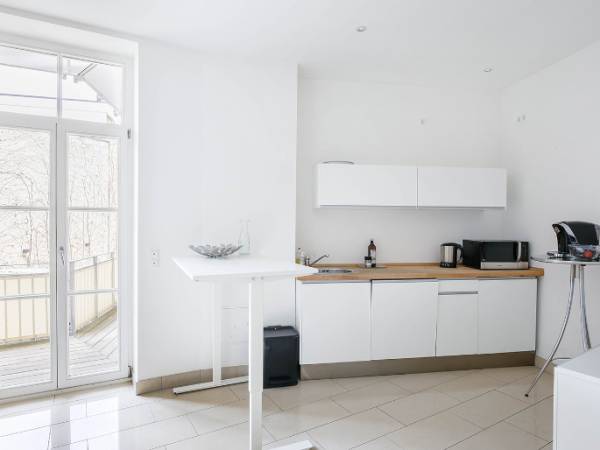 Abschließbares Büro in München (Schwabing) – Helle Bürogemeinschaft mit hohen Decken und Balkon in — Bild 4