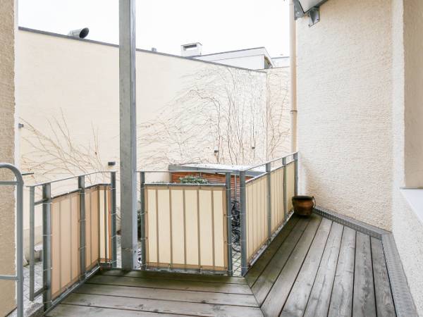 Abschließbares Büro in München (Schwabing) – Helle Bürogemeinschaft mit hohen Decken und Balkon in — Bild 7