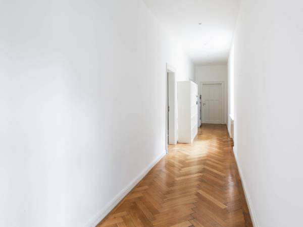 Abschließbares Büro in München (Schwabing) – Helle Bürogemeinschaft mit hohen Decken und Balkon in — Bild 6