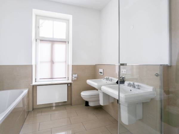 Abschließbares Büro in München (Schwabing) – Helle Bürogemeinschaft mit hohen Decken und Balkon in — Bild 8