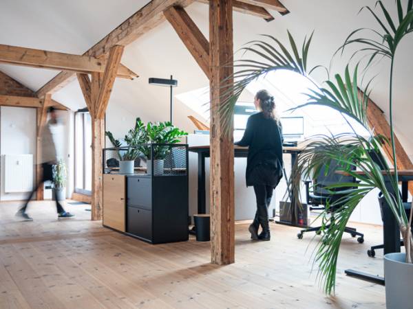 Inspirierende Bürogemeinschaft im historischen Bahnhof in — Bild 1