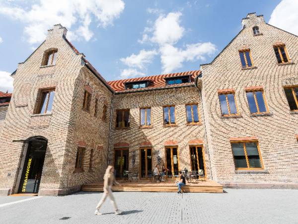 Flexibles Coworking im Gründerzeit-Fabrikgebäude in Karlsruhe — Bild 1
