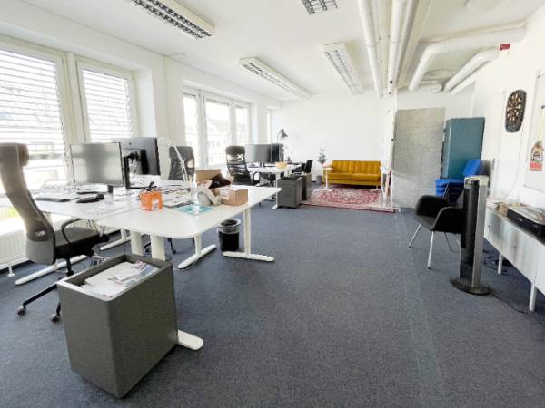 Zentrale Bürogemeinschaft mit hellen Räumen in — Bild 2
