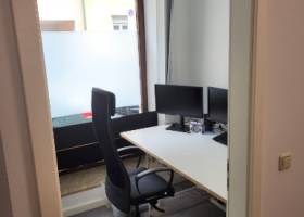 Mini Büro mit Eiermannschreibtisch & großem Fenster