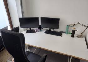 Mini Büro mit Eiermannschreibtisch & großem Fenster