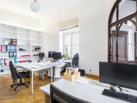 Schönes Altbaubüro in Bürogemeinschaft in top Lage