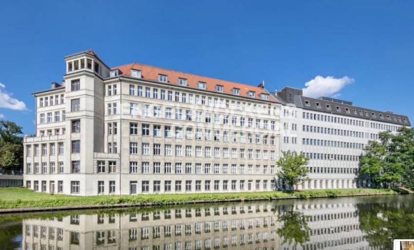 Gesamtes Gebäude