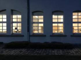 Schöner Raum in hohem Gewerbealtbau