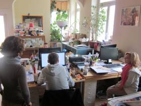 Atmosphärische Büroarbeitsplätze für kreatives Arbeiten