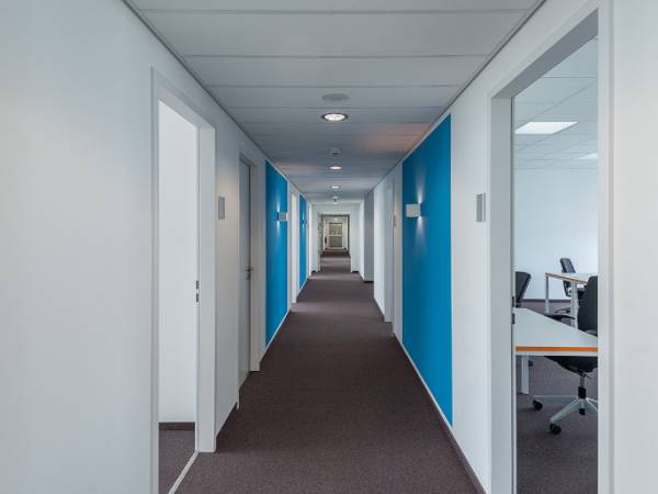 Moderne, lichtdurchflutete Bürofläche in Berlin-Friedrichshain — Bild 4