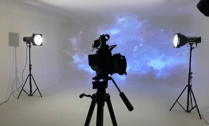 whitecube mit kamera und projektor