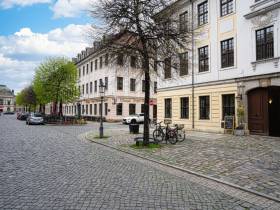 Schreibtischplatz mit sehr edlem Empfang in hochwertiger Gegend