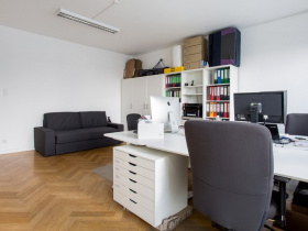 Ausgestattete Arbeitsplätze mit Dachterrasse und Blick auf die Berge