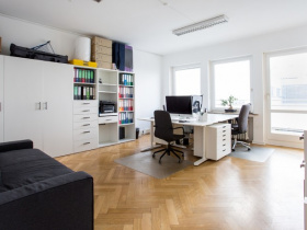 Ausgestattete Arbeitsplätze mit Dachterrasse und Blick auf die Berge