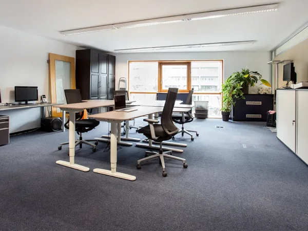Abschließbares Büro in München (Maxvorstadt) – Offene Bürogemeinschaft mit hellen Räumen in München-Maxvorstadt — Bild 2
