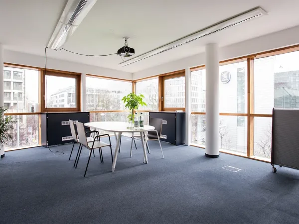 Abschließbares Büro in München (Maxvorstadt) – Offene Bürogemeinschaft mit hellen Räumen in München-Maxvorstadt — Bild 5