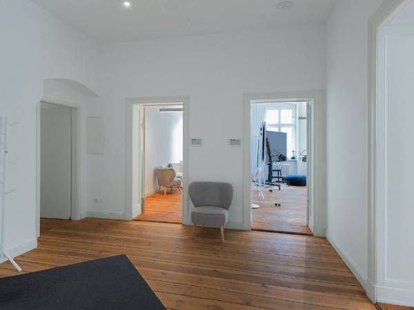 Lichtdurchflutete & nachhaltige Bürogemeinschaft in Berlin-Moabit — Bild 3