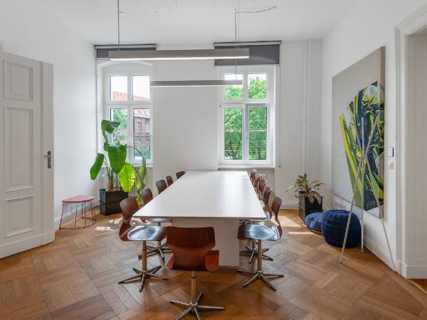 Lichtdurchflutete & nachhaltige Bürogemeinschaft in Berlin-Moabit — Bild 1