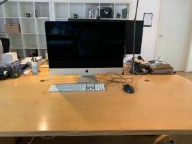 Schreibtische in großem Büroraum mit Gartenzugang