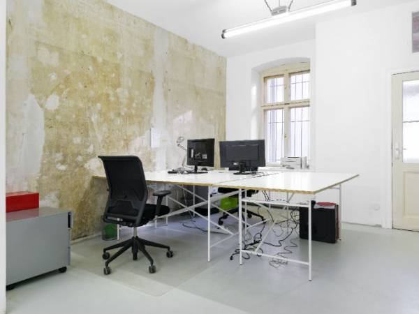 Separater Arbeitsbereich in kreativer Bürogemeinschaft in — Bild 2