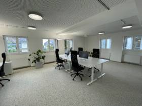 Frisch modernisiertes Open Floor Büro im Villenviertel
