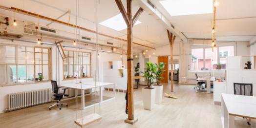 Top ausgestattete und großzügige Arbeitsplätze in einem Loft-Büro