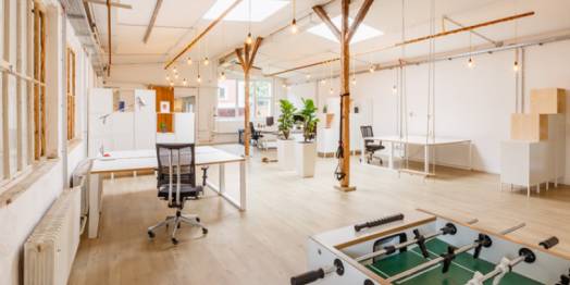 Top ausgestattete und großzügige Arbeitsplätze in einem Loft-Büro