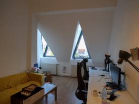 Büroraum und Arbeitsplätze in Dachgeschossbüro in Neukölln