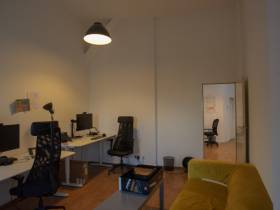Büroraum und Arbeitsplätze in Dachgeschossbüro in Neukölln