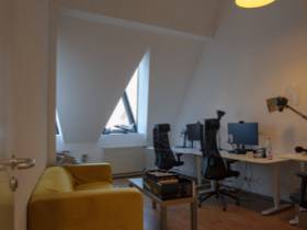 Büroraum und Arbeitsplätze in Dachgeschossbüro in Neukölln