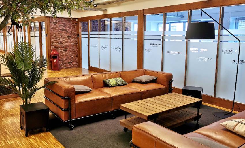 Couches vor dem Meetingraum
