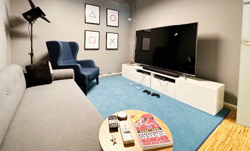 Gamingraum mit TV, PS4 und SNES Mini
