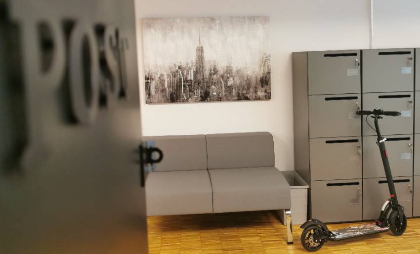 abschließbare Schließfächer am Empfang mit Büro-Scooter