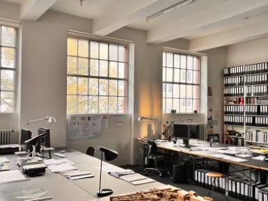 Schreibtischplatz in Köln (Ehrenfeld) – Kreative Bürogemeinschaft in alter Fabrik in Köln-Ehrenfeld — Bild 1