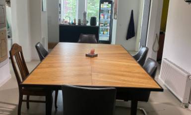 Raum vor den Büros mit kleiner Teeküche und GetränkeKühlschrank