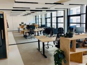Lichtdurchflutete Büros auf Open Office Fläche im Industrial Style
