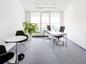 Heller/moderner Büroraum mit jeweils 1-2 Arbeitsplätzen am Bhf. Pasing