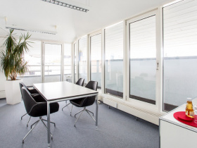 Heller/moderner Büroraum mit jeweils 1-2 Arbeitsplätzen am Bhf. Pasing