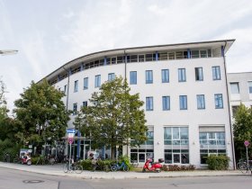 Heller/moderner Büroraum mit jeweils 1-2 Arbeitsplätzen am Bhf. Pasing
