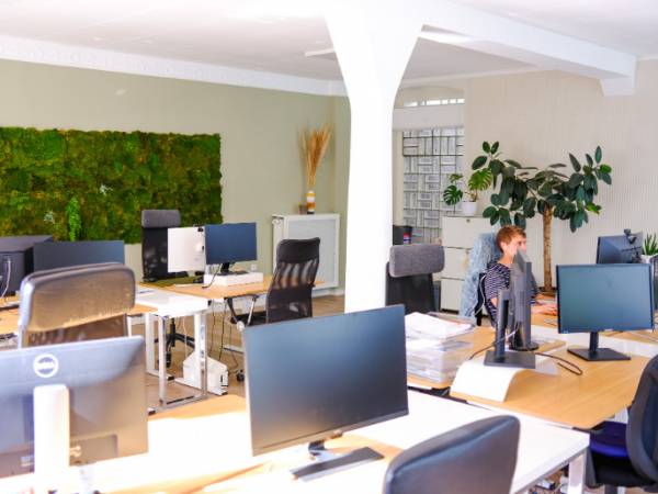 Grüne, lichtdurchflutete Bürogemeinschaft in Köln-Altstadt-Nord — Bild 3