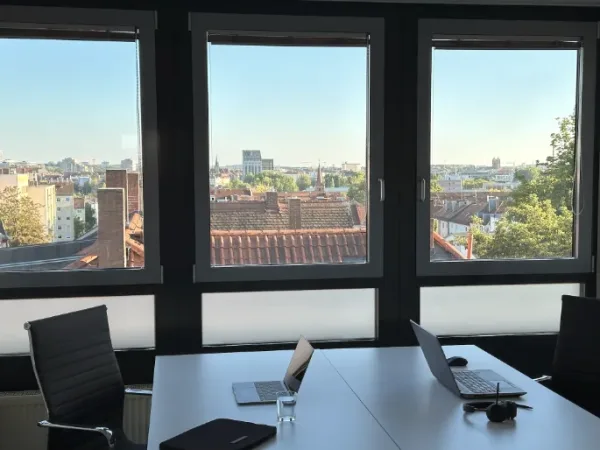 Abschließbares Büro in Nürnberg (Wöhrd) – Moderner Coworking Space in Nürnberg-Wöhrd mit Panoramablick — Bild 4