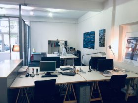 Arbeitsplatz mit kompletter Infrastruktur in loftartigem Büro