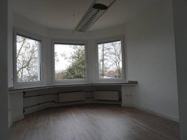 Lichtdurchflutete Bürogemeinschaft in sanierter Fabrikantenvilla, — Bild 8