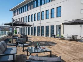 Moderne Offices und Coworking mit Dachterrasse