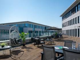 Moderne Offices und Coworking mit Dachterrasse