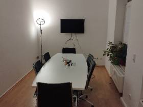 Büroraum mit höhenverstellbaren Schreibtischen in Start Up Büro