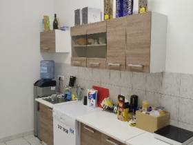 Büroraum mit höhenverstellbaren Schreibtischen in Start Up Büro